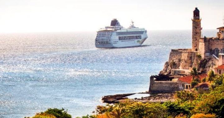 Un crucero abandona el puerto de La Habana. /Foto News.com