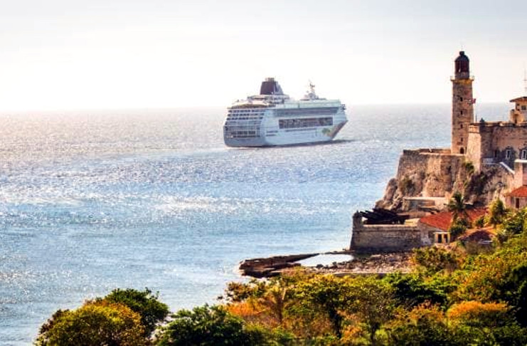 Un crucero abandona el puerto de La Habana. /Foto News.com