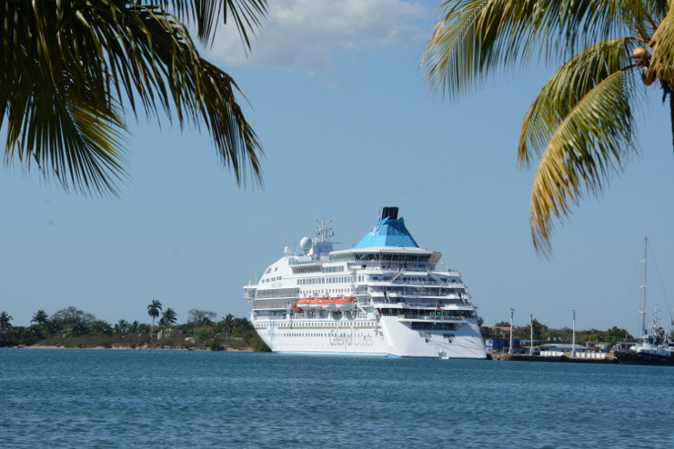El emperador Trump y su malévolo séquito impidieron que esta imagen de cruceros en nuestra Bahía, que se tornó tan habitual, vuelva a ser vista aquí. /Foto: Modesto Gutiérrez (ACN)