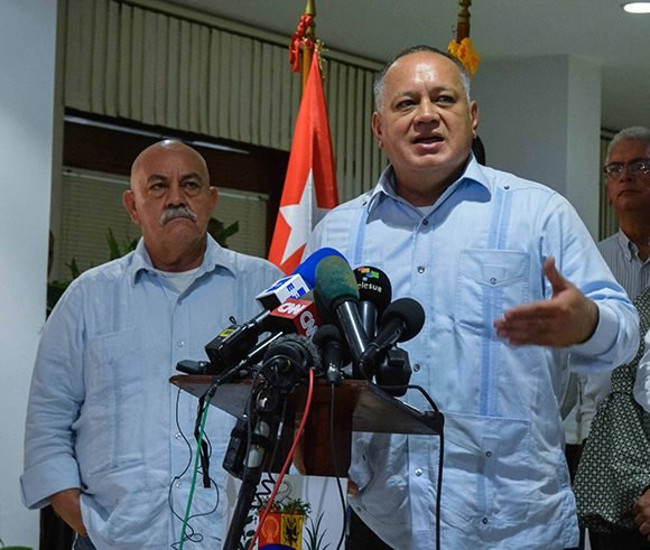 Diosdado Cabello ofrece declaraciones a la prensa en el aeropuerto Internacional José Martí. /Foto: Yaciel Peña de la Peña (ACN)