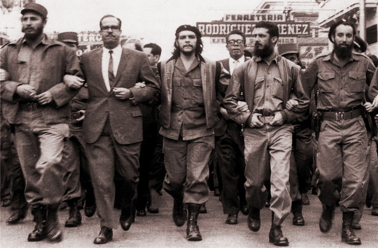 Fidel junto a Osvaldo Dorticós, Ernesto (Che) Guevara y otros dirigentes de la Revolución durante la marcha por las honras fúnebres de las víctimas del atentado al vapor La Coubre, el 5 de marzo de 1960. /Foto: Sitio Fidel Soldado de las Ideas.