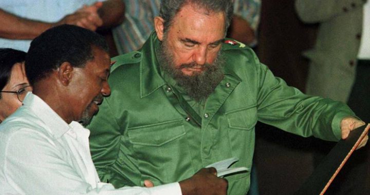 Lucius Walker, fundador de Pastores por la Paz, le entrega un libro a Fidel Castro el 19 de septiembre de 1996. /Foto: Archivo