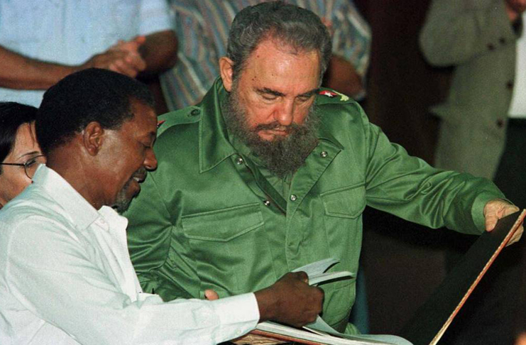 Lucius Walker, fundador de Pastores por la Paz, le entrega un libro a Fidel Castro el 19 de septiembre de 1996. /Foto: Archivo