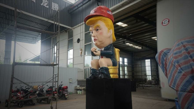 Versión robot del presidente de EE.UU., Donald Trump, sentado en un inodoro dorado. /Foto: HispanTV