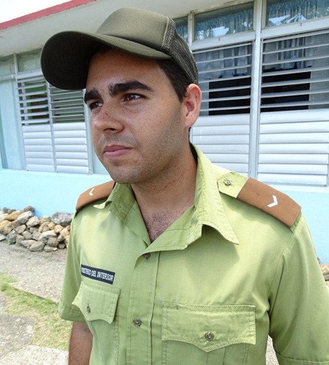 HACER LAS COSAS correctamente es mi prioridad en el trabajo del día a día. Dar una respuesta adecuada en el esclarecimiento de los hechos es el compromiso que como Minint tenemos con el pueblo. El amar tanto mi profesión ayuda a lograrlo, pues me siento muy comprometido. Es también la posición de otros jóvenes, cuyo aporte resulta de gran importancia en el enfrentamiento a los diversos hechos negativos que ocurren en la sociedad. (Teniente Guillermo Jorge Fojaco, Perito AVEXI del Laboratorio Provincial de Criminalística, 25 años)