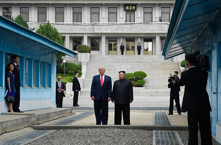 Donald Trump posa con Kim Jong-un durante su encuentro de este domingo 30 de junio de 2019 en la zona desmilitarizada entre las dos Coreas. /Foto: Susan Walsh (AP)