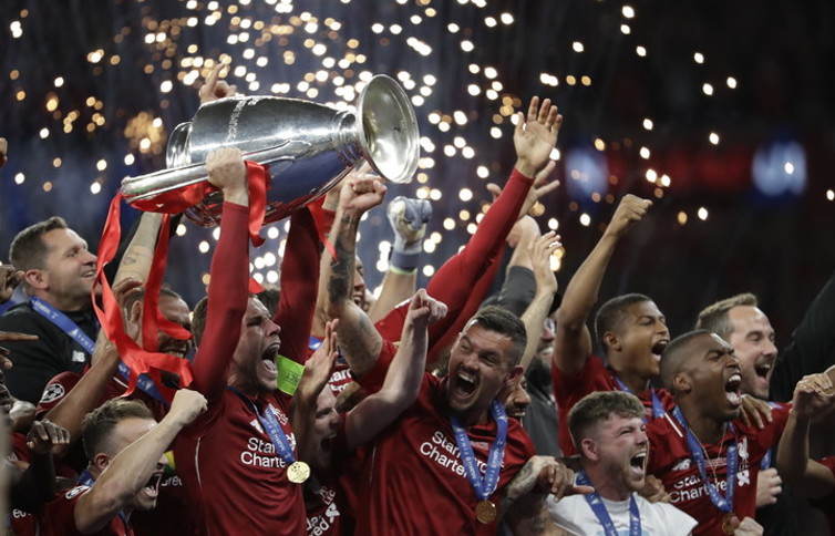 El Liverpool se convierte en el tercer equipo más ganador de la competición con seis trofeos: 1977, 1978, 1981, 1984, 2005 y 2019. Los jugadores festejan el trofeo en Madrid, 1 de junio de 2019. /Foto: Felipe Dana (AP)