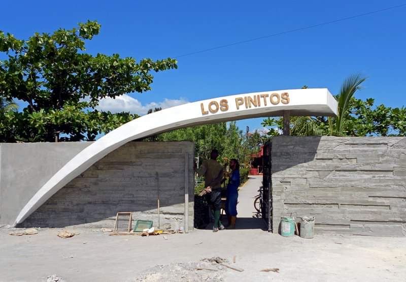 Actual pórtico de entrada al centro recreativo "Los Pinitos", en Cienfuegos. / Foto: Ildefonso Igorra López