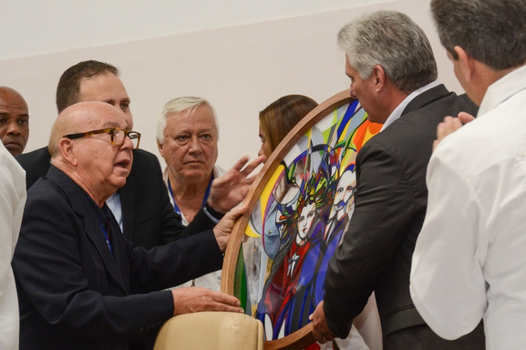 Díaz-Canel recibe un obsequio de manos de Miguel Barnet, presidente de honor de la Unión de Escritores y Artistas de Cuba. /Foto: Marcelino Vázquez (ACN)