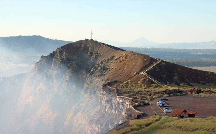 Una escalera en forma de Z y 200 gradas serpentea sobre la piel mestiza del pequeño cerro hasta la cristiana cruz de madera plantada en la cima del coloso humeante por el misionero Francisco Bobadilla en 1529.