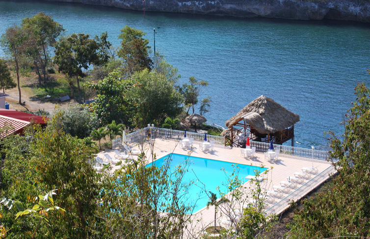 Uno de los mejores lugares es sin dudas la piscina, situada en un balcón natural con hermosas vistas del entorno. /Foto: Jorge Gómez
