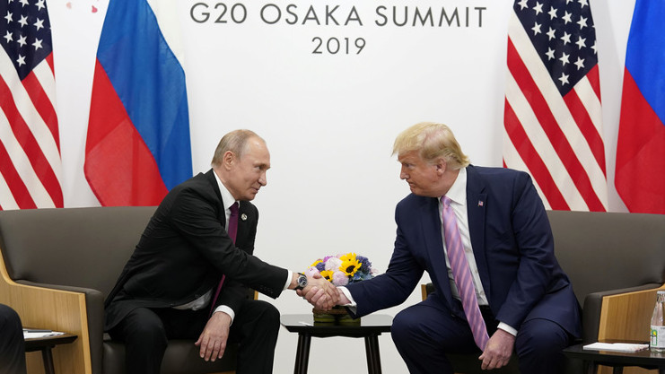 El diálogo Putin-Trump en el marco de la cumbre del G20, duró 80 minutos y se selló con un estrechón de manos. Foto: Actualidad RT