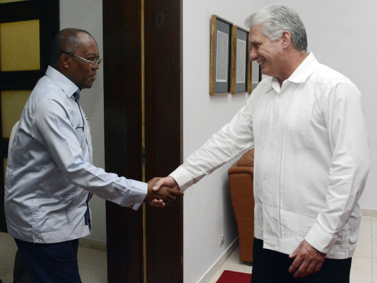 El presidente cubano Miguel Díaz-Canel Bermúdez recibe al canciller de Angola, Manuel Domingos Augusto. /Foto: Estudios Revolución