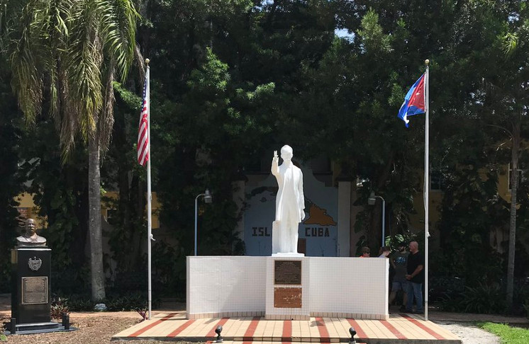 Parque Amigos de José Martí, ubicado en el vecindario de Ybor City, en la ciudad de Tampa, Florida, cuyo Concejo aprobó una resolución el pasado 13 de junio de reclamo a la administración de revertir las políticas de restricciones de viajes a Cuba. /Foto: Cuenta en Twitter de @JoseRCabanas