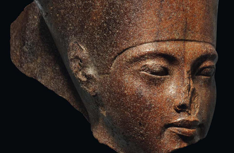 La escultura, probablemente saqueada del templo de Karnak, en Luxor, será subastada a principios de julio en Londres, y se estima alcance un precio de venta final superior a los 5 millones de dólares. /Foto: Twitter @ahencyclopedia