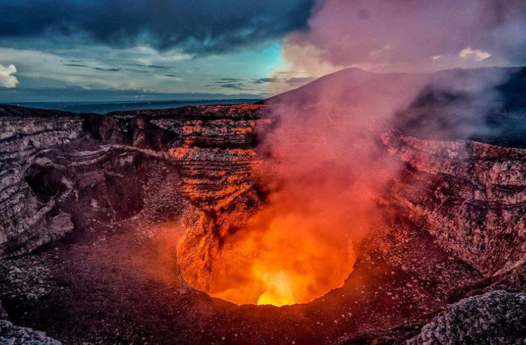 El cráter del volcán Masaya, conocido como "Santiago", se encuentra en actividad desde diciembre de 2015. /Foto: National Geographic