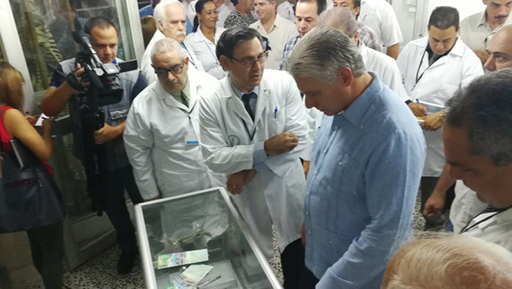 En el Complejo Científico Ortopédico Frank País, el mandatario intercambió con médicos y enfermeras y los llamó a que este centro se convierta en el motor impulsor de la ciencia y la tecnología en Cuba, en la especialidad ortopédica. /Foto: Presidencia