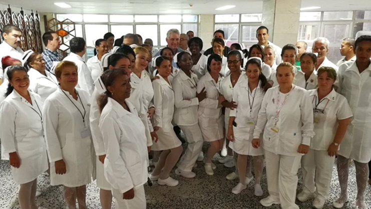 En el Complejo Científico Ortopédico Frank País, el mandatario intercambió con médicos y enfermeras y los llamó a que este centro se convierta en el motor impulsor de la ciencia y la tecnología en Cuba, en la especialidad ortopédica. /Foto: Presidencia