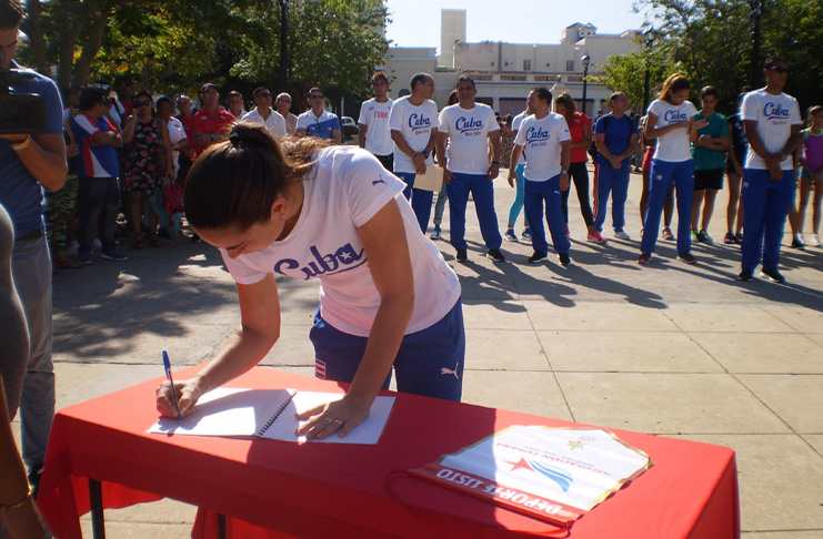 Yaimara Oropesa, primera figura femenina del team, al momento de la firma. /Foto: Darilys