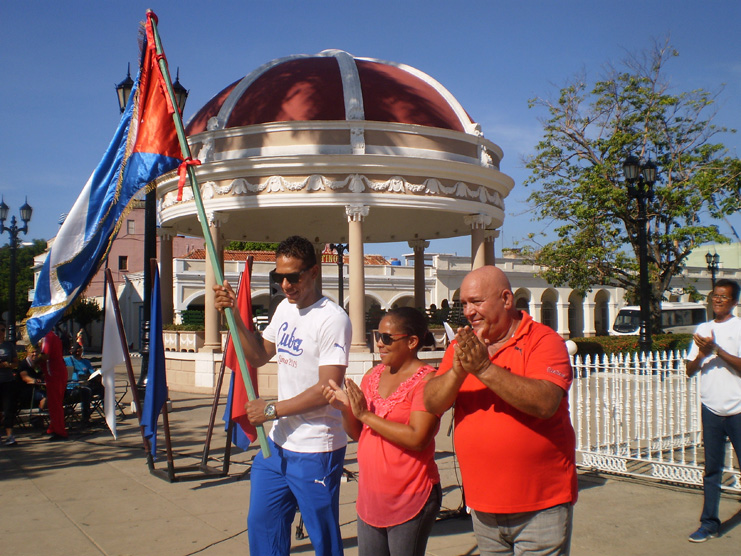 También le fue entregado al team la bandera que los declara Deporte listo para concursar en la cita peruana. /Foto: Darilys