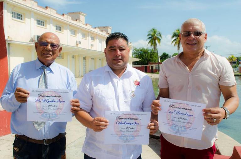 Cantineros de Cienfuegos reconocidos por la Asociación Cubana. /Foto: Tomada de Internet.