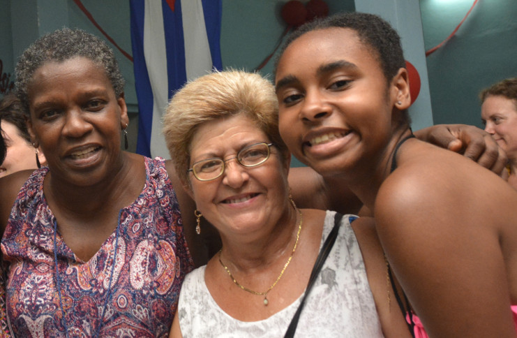 De padre cubano, habanero por más señas, Chayane Surin Tullert (a la derecha en la foto) ha aprendido a hablar perfectamente el español. “Soy cubanita”, dice y sonríe la muchacha que quiere venir a estudiar Medicina en la ELAM. /Foto: Modesto Gutiérrez (ACN)