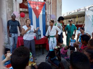 La medalla de bronce del judoca Sedinoel Echevarría Cordero, en los recién finalizados Juegos Escolares Nacionales, el motivo para celebrar en la circunscripción 10 del Consejo Popular Centro Histórico de Cienfuegos./Foto: Darilys Reyes Sánchez