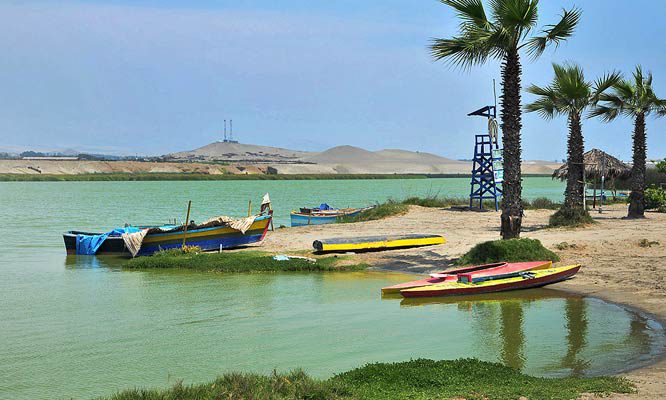 Fernando Dayán Jorge Enríquez y Yurisleidys Muñoz sacarán sus canoas a las quietas aguas de la albufera de Medio Mundo, en la ciudad de Huacho./Foto: sitio web oficial Lima 2019
