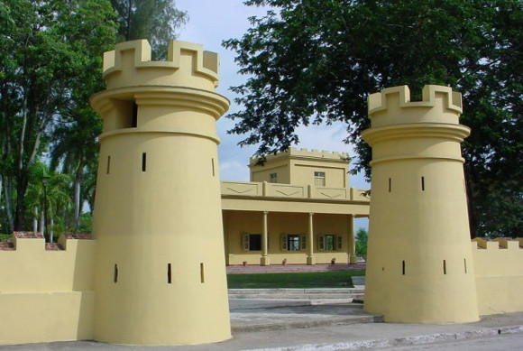 Portón principal del cuartel de Bayamo, una de las guarniciones asaltadas aquel 26 de julio de 1953 por los jóvenes de la Generación del Centenario liderados por Fidel. /Foto: Ecured