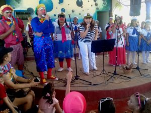 El proyecto Al compás de las Olas de Belkidia López Fundora y los payasos Colorete y Lequeleque hicieron una presentación de altísima calidad cultural./ Foto: Zulariam Pérez Martí