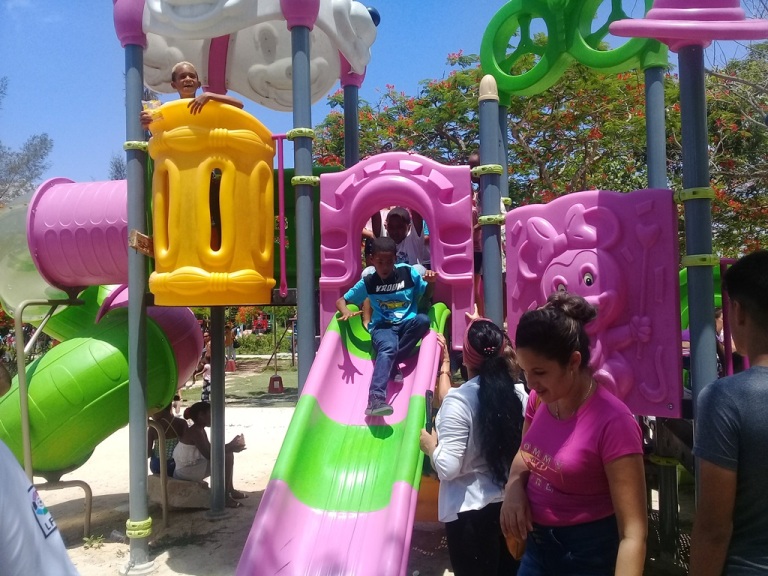 Fiesta de colores en el Parque de Diversiones de Cienfuegos./Foto: Zulariam Pérez Martí