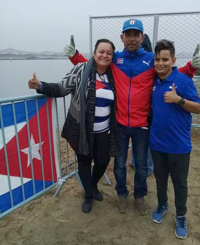 La familia de Fernando Dayán en la albufera (laguna litoral) de Medio Mundo, en la ciudad de Huacho, durante la regata del cienfueguero. /Foto: Facebook