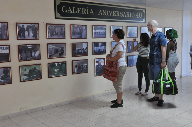 Los caravanistas pudieron conocer la historia del Hospital sobre la base de 40 fotografías exhibidas en el lobby. /Foto: Juan Carlos Dorado