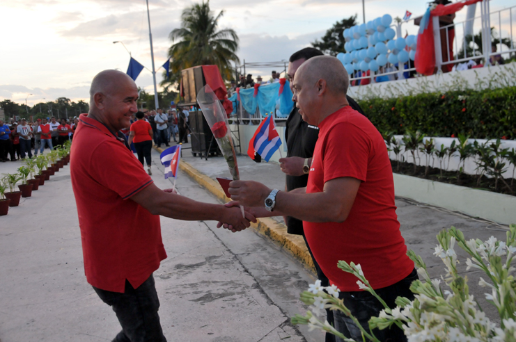 Entrega del carné del Partido Comunista de Cuba a trabajadores cienfuegueros destacados./Foto: Juan Carlos Dorado