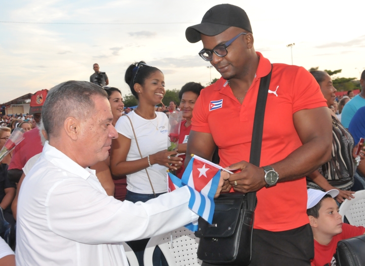 Entrega del carné del Partido Comunista de Cuba a trabajadores cienfuegueros destacados./Foto: Juan Carlos Dorado