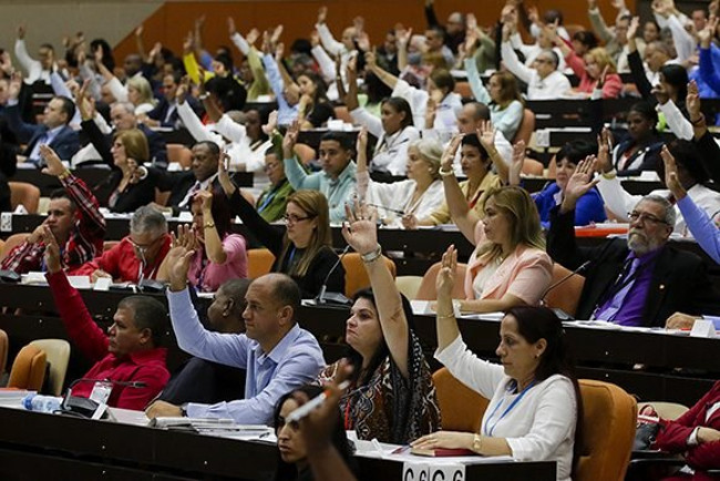 Diputados cubanos aprueban este sábado dictamen de la Comisión de Asuntos Constitucionales y Jurídicos al proyecto sobre Ley Electoral. Foto: Abel Padrón Padilla/ Cubadebate.