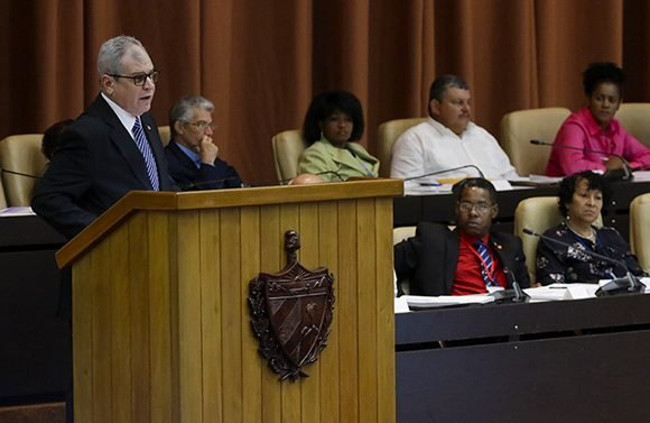 El secretario del Consejo de Estado presenta el Proyecto de Ley Electoral en la Asamblea Nacional del Poder Popular. Foto: Abel Padrón Padilla/ Cubadebate.