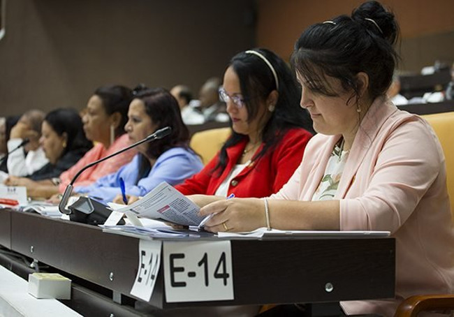 Diputados cubanos estudian el Proyecto de Ley Electoral. Foto: Irene Pérez/ Cubadebate.