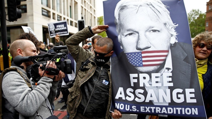 Manifestantes reclaman libertad para el fundador de WikiLeaks y su no extradición a los Estados Unidos. /Foto: Henry Nicholls (Reuters)
