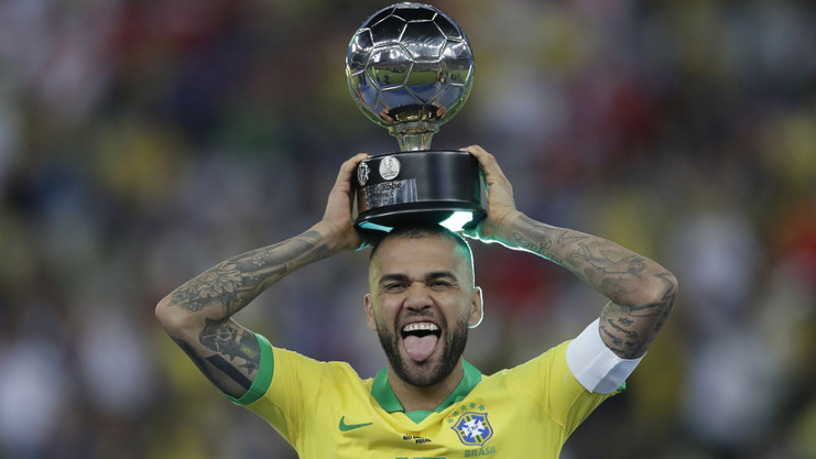 Daniel Alves tras ser nombrado el mejor jugador de la Copa América 2019, en el estadio Maracaná (Río de Janeiro, Brasil), 7 de julio de 2019. Andre Penner (AP)