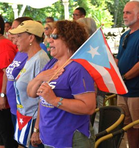 Las banderas de la solidaridad llegaron a Cienfuegos con la "Juan Ruis Rivera"./Foto: Modesto Gutiérrez