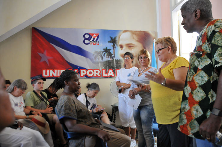Como parte del recorrido que desde el día 30 realizan en Cienfuegos, los 33 integrantes de la XXX Caravana de la Amistad Estados Unidos-Cuba, Pastores por la Paz, sostuvieron un encuentro con dirigentes y miembros de la Federación de Mujeres Cubanas (FMC). /Foto: Juan Carlos Dorado
