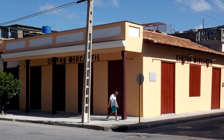 El Centro Mercantil está registrado como uno de los inmuebles más antiguos del centro histórico de Cienfuegos. Su restauración es también importante aporte al rescate del acervo patrimonial. /Foto: Ildefonso Igorra
