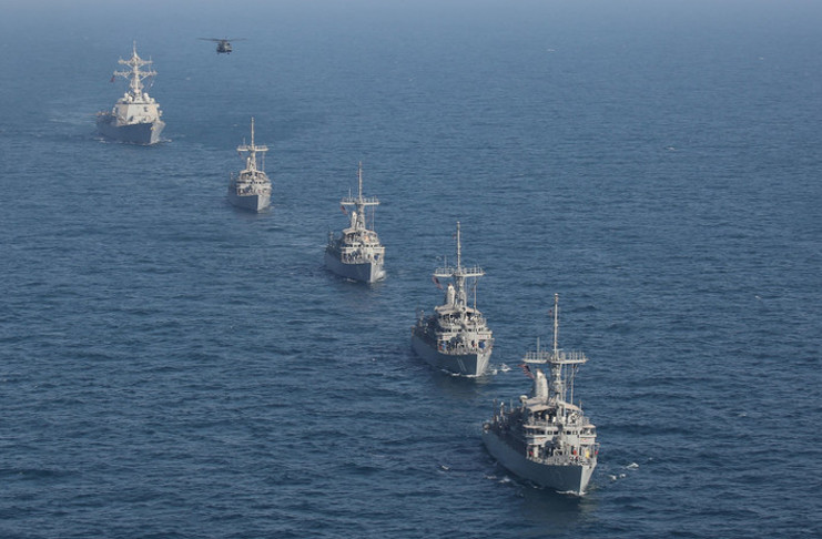 Un helicóptero, un destructor y varios buques cazaminas de EE.UU. en el mar Arábigo, el 6 de julio de 2019. /Foto: Antonio Gemma Moré (Reuters)