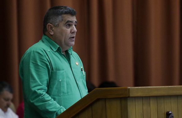 Diputado Ramón Osmani Aguilar Betancourt, presenta el dictamen sobre el Proyecto de Ley de Pesca. Foto: Abel Padrón Padilla/ Cubadebate.