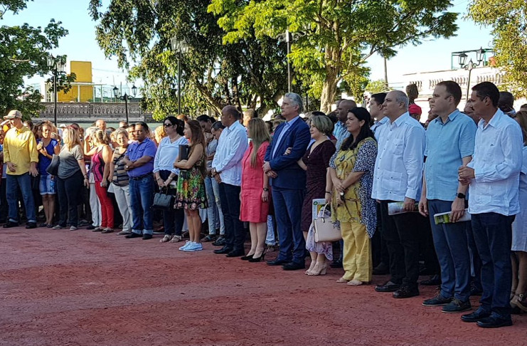"Saludos y felicidades Santa Clara", dijo el presidente Miguel Díaz-Canel Bermúdez al llegar y saludar a su pueblo en el aniversario 330 de la fundación de la ciudad. /Foto: Presidencia Cuba