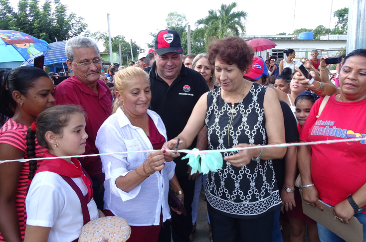 Ena Elsa Velázquez Cobiella, ministra de Educación, corta la cinta que deja reinaugurada la escuela primaria José Martí, de Caunao, tras su reparación. /Foto: Dainerys Torres Núñez