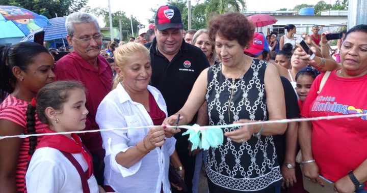 Ena Elsa Velázquez Cobiella, ministra de Educación, corta la cinta que deja reinaugurada la escuela primaria José Martí, de Caunao, tras su reparación. /Foto: Dainerys Torres Núñez