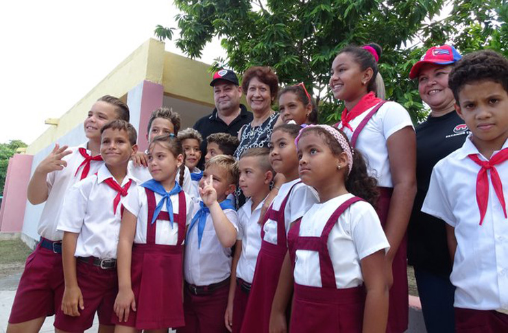 La titular del Mined y las máximas autoridades de la provincia comparten foto para el recuerdo con los pequeños de la escuela primaria José Martí, de Caunao. /Foto: Dainerys Torres Núñez