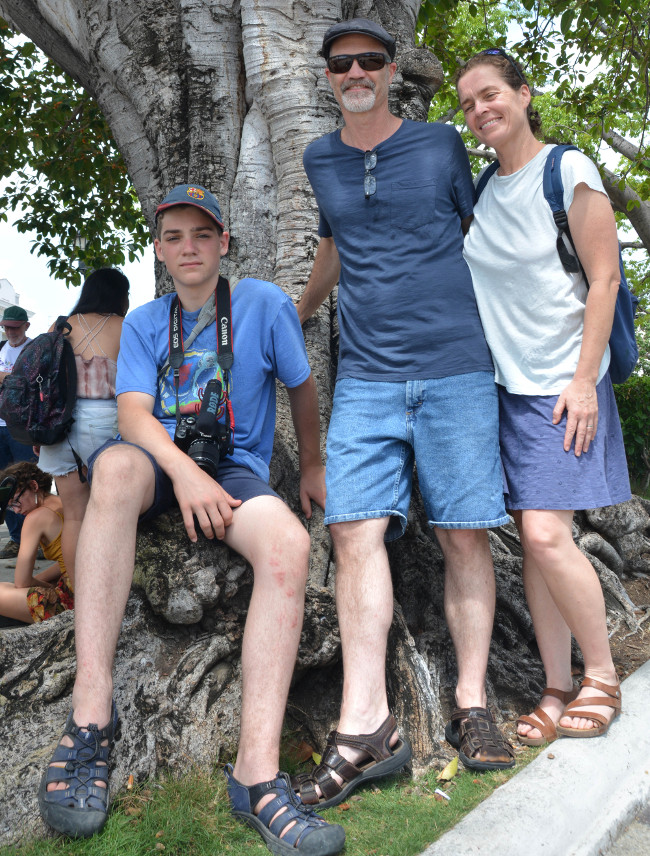 Liam se trajo a sus padres, Jason Summers y Maggie Staveley, para que conocieran Cuba luego de su primera impresión durante una visita a la Isla en noviembre pasado. /Foto: Modesto Gutiérrez (ACN)